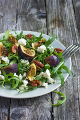 salad with arugula, figs, cheese and pecans