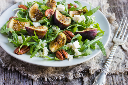 salad with arugula, figs, cheese and pecans