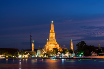 Naklejka premium Wat Arun temple during sunset in Bangkok