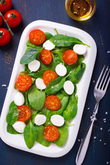 Salad with cherry tomatoes, spinach and mozarella