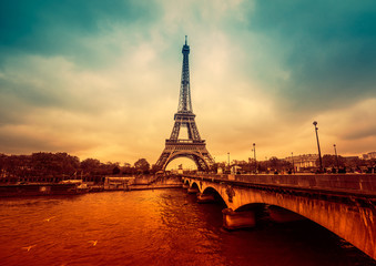 Pejzaż Paryża, intensywne i dramatyczne kolory. Filtrowany obraz - 80959706