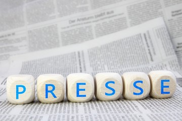 Presse Würfel auf Tageszeitungen