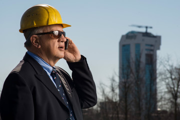 Ingegnere  che controlla i lavori nel cantiere