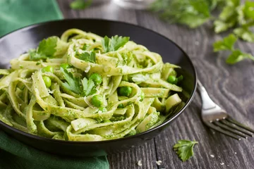 Rolgordijnen Tagliatelle pasta met spinazie en doperwtenpesto © anna_shepulova