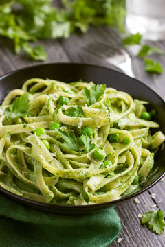 Tagliatelle pasta with spinach and green peas pesto