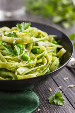 Tagliatelle pasta with spinach and green peas pesto