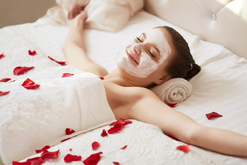 Obraz na płótnie Canvas Spa Woman. Beautiful Woman Relaxes on Bed .