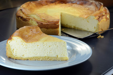 angeschnittener Käsekuchen