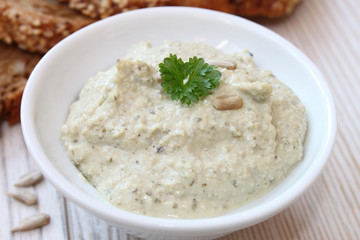 Vegetarischer Brotaufstrich mit Kräutern