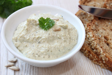 Vegetarischer Brotaufstrich mit Kräutern