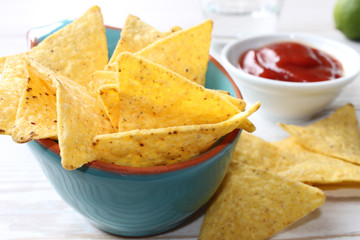 Nachos mit scharfer Chili Salsa