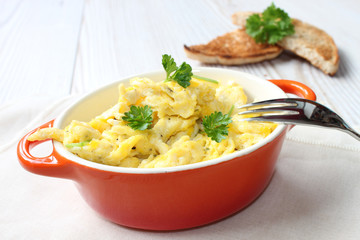 Rührei mit Toast zum Frühstück