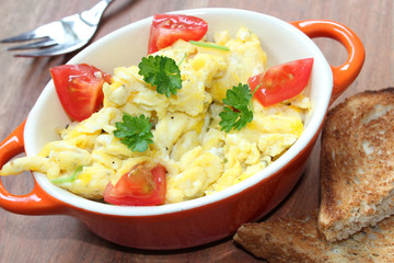 Rührei mit Tomaten und Toast zum Frühstück