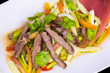 Spicy salad of roasted beef