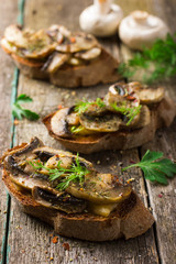 Crostini with mushrooms and cheese