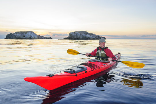 Kajaker auf dem morgendlich ruhigen Mittelmeer