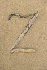 Alphabet Buchstabe Z aus Treibholz auf Sand