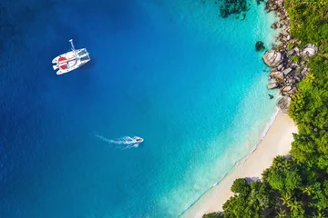 Photo sur Plexiglas Naviguer Amazing view to Yacht in bay with beach - Drone view. Birds eye
