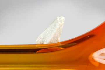 Biały kamień na szkle. © Stanisław Błachowicz