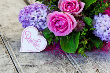 Obraz premium Frühlingsstrauß mit Herz, Danke