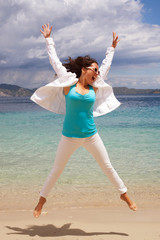 Obraz premium happy girl jumping on the beach