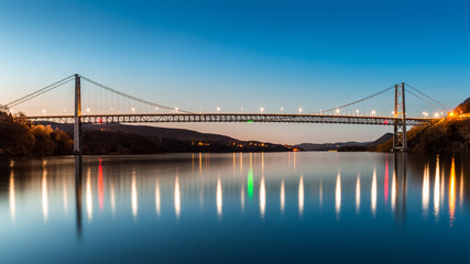 Obraz premium Bear Mountain Bridge at dusk.