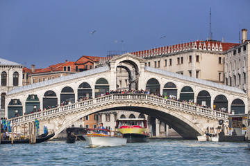 Fototapeta na wymiar bridge Rialto and boats in Venice in Italy