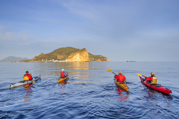 eine Gruppe Kajaker nähern sich Panarea