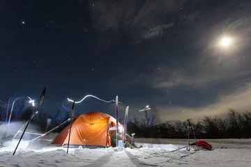 Crédence de cuisine en verre imprimé Sports dhiver Camping in the wintertime