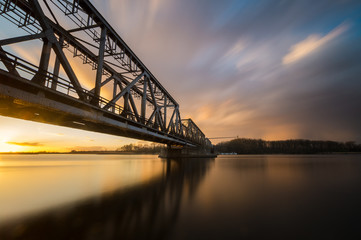 Stary kolejowy most zwodzony na Odrze w Szczecinie - obrazy, fototapety, plakaty