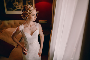 Fototapeta premium morning bride in hotel room