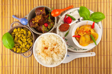 repas créole, riz, saucisses fumées, achards, grains