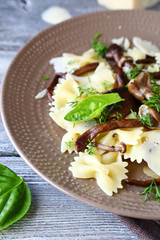 Pasta with mushrooms and basil