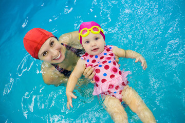 Obraz na płótnie Canvas baby girl swimming