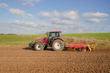 Ackerbau, Traktor bei der Bodenbearbeitung im Frühling