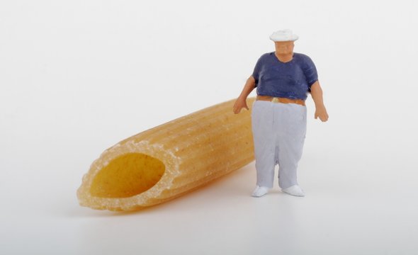 miniatura di uomo obeso e pasta