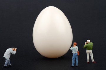 fotografi in miniatura che riprendono un uovo gigante
