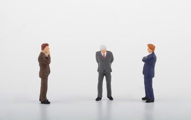 miniature di uomini d'affari mentre pensano