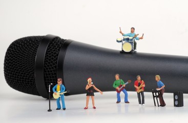 miniatura di un gruppo musicale rock su un microfono