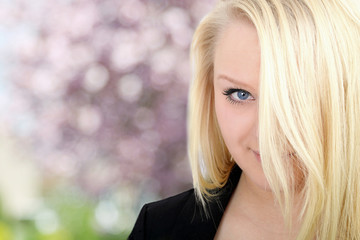 blonde Frau vor Kirschblüte