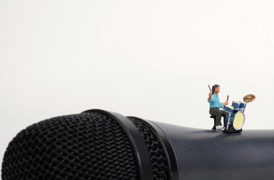 miniatura di batterista su un microfono