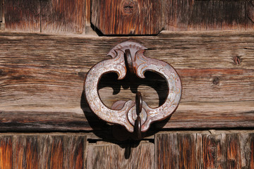 Ancien heurtoir sur une vieille porte en bois