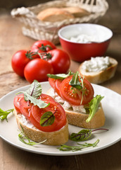 Fototapeta na wymiar breakfast - bread with tomatoes and cream cheese