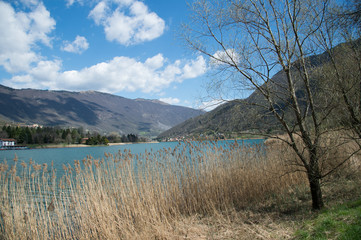 Fototapeta na wymiar scorcio del lago di Endine