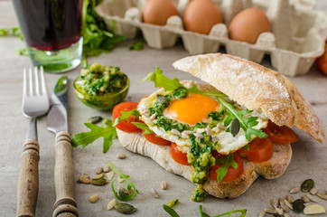 Ciabatta with fried egg, tomatoes and pesto
