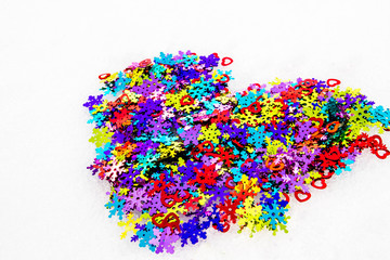Color the heart of decorative snowflakes and hearts in the snow