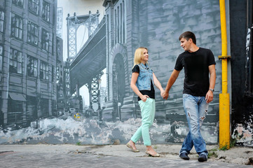 Obraz na płótnie Canvas Loving couple on a walk through the city streets