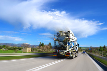 Camion sulla strada - autobetoniera