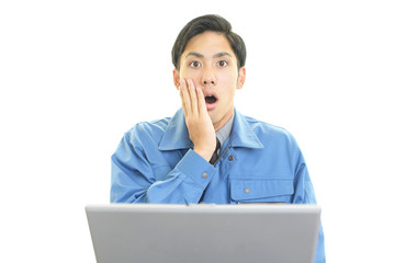 驚いた表情の労働者
