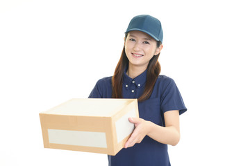 荷物を運ぶ女性労働者